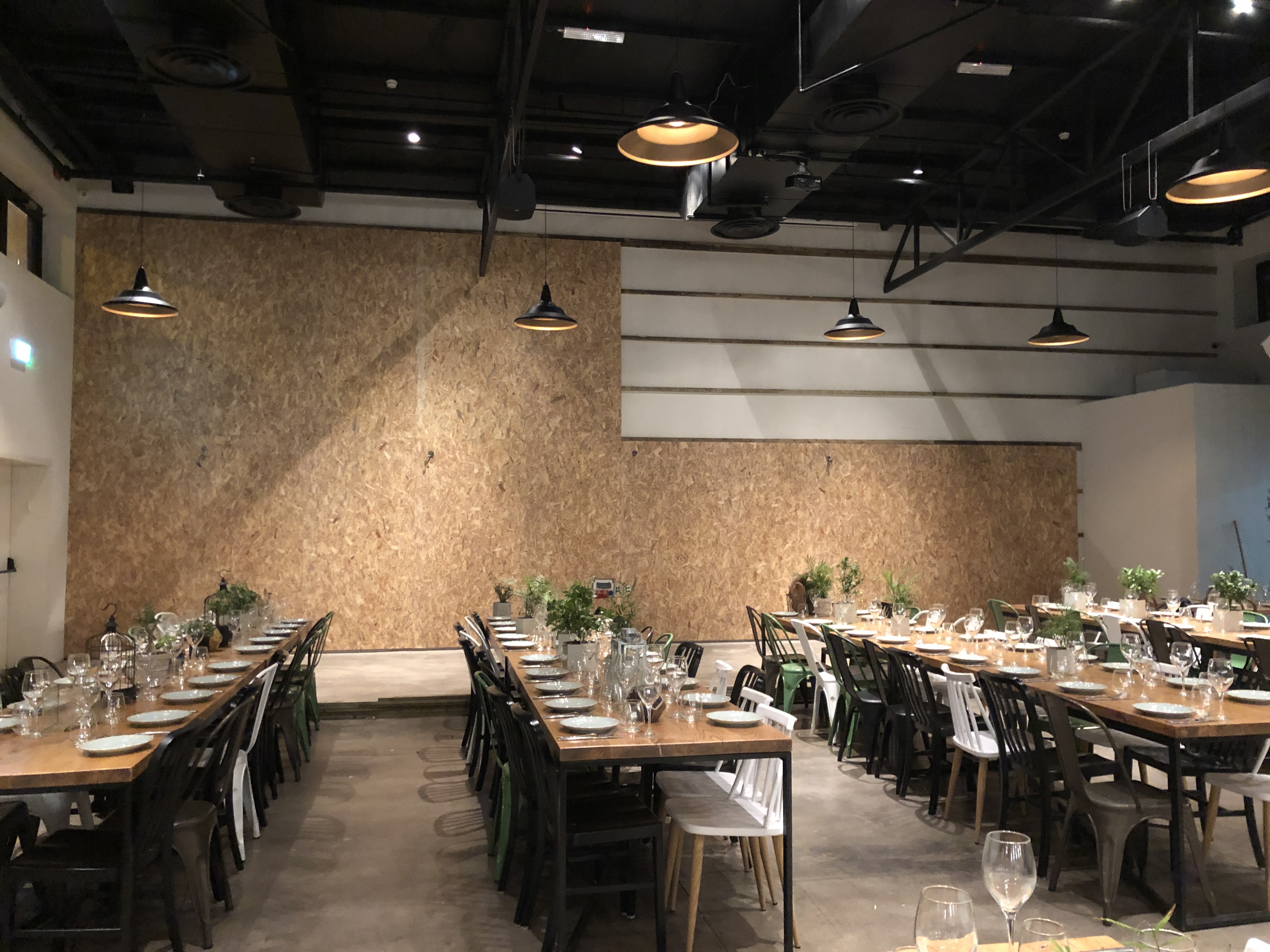 קיר דקורטיבי מעץ  לאולם אירועים