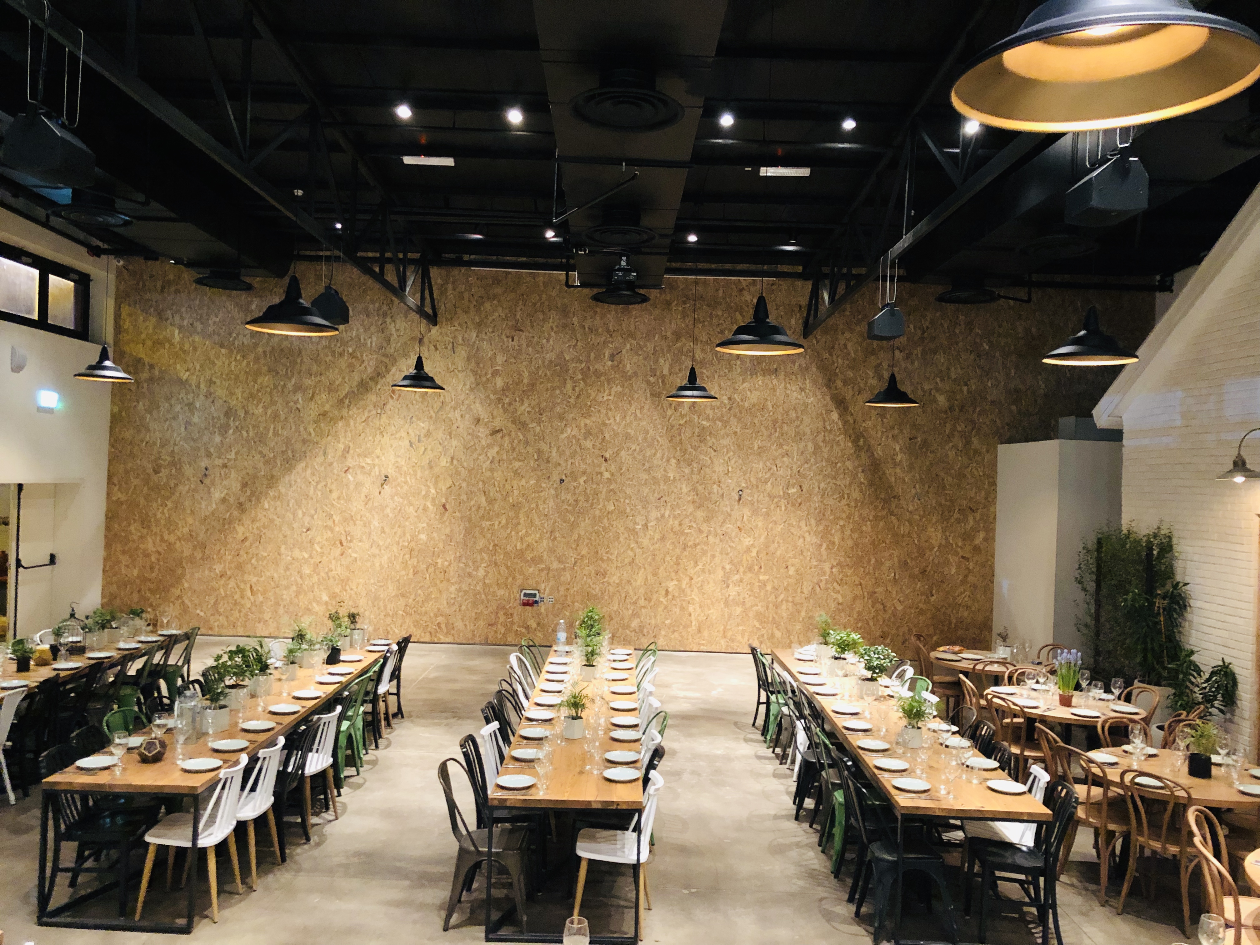 קיר דקורטיבי מעץ  לאולם אירועים