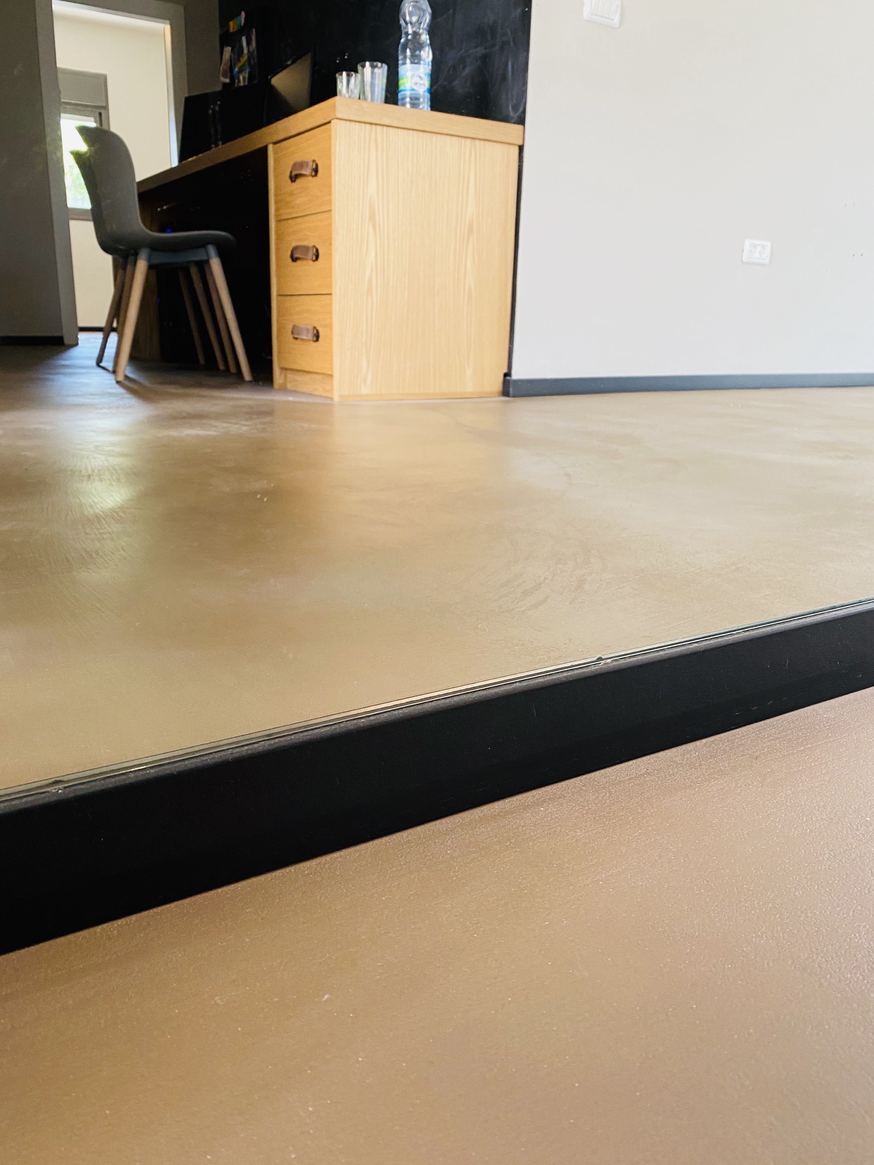 מיקרוטופינג גוון חום לפני ואחרי.