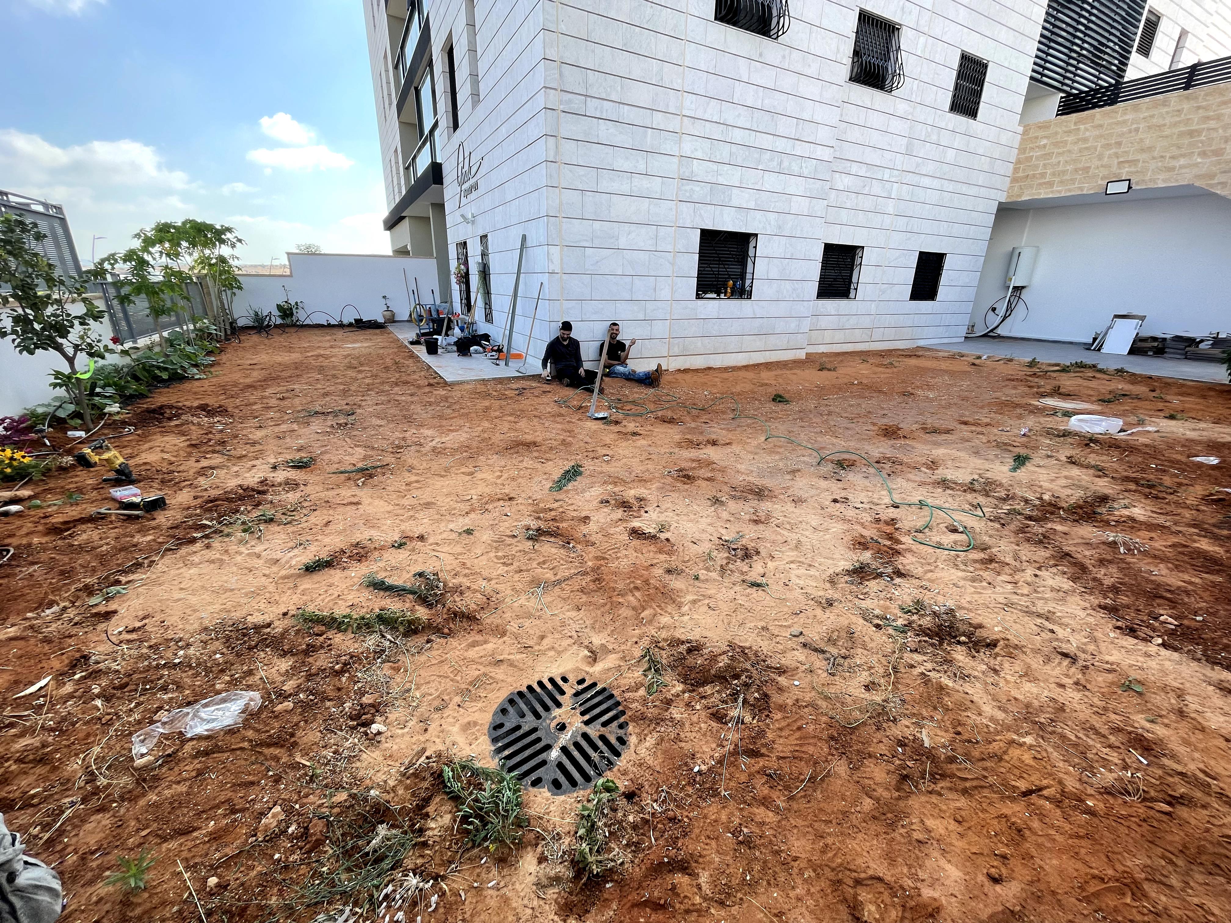 הקמת גינה , כולל מערכת השקיה ותאורה