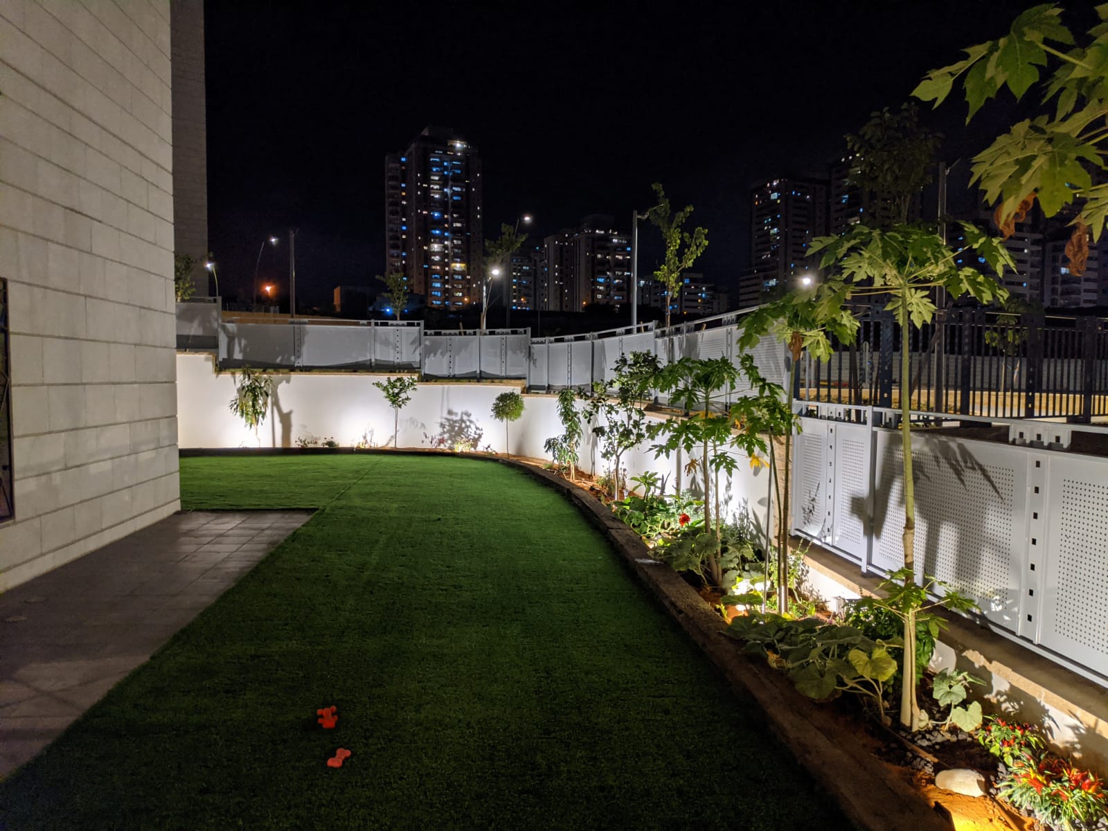 הקמת גינה , כולל מערכת השקיה ותאורה