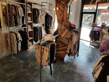 מיקרוטופינג שחור , תל אביב חנות בגדים