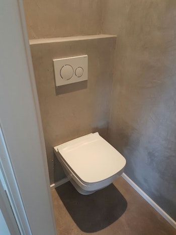 חדרים רטובים במיקורטופינג כולל מדרגות