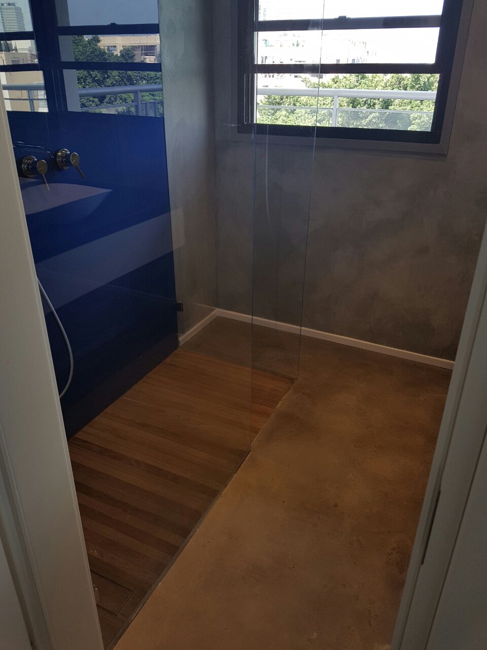 חדרים רטובים במיקורטופינג כולל מדרגות