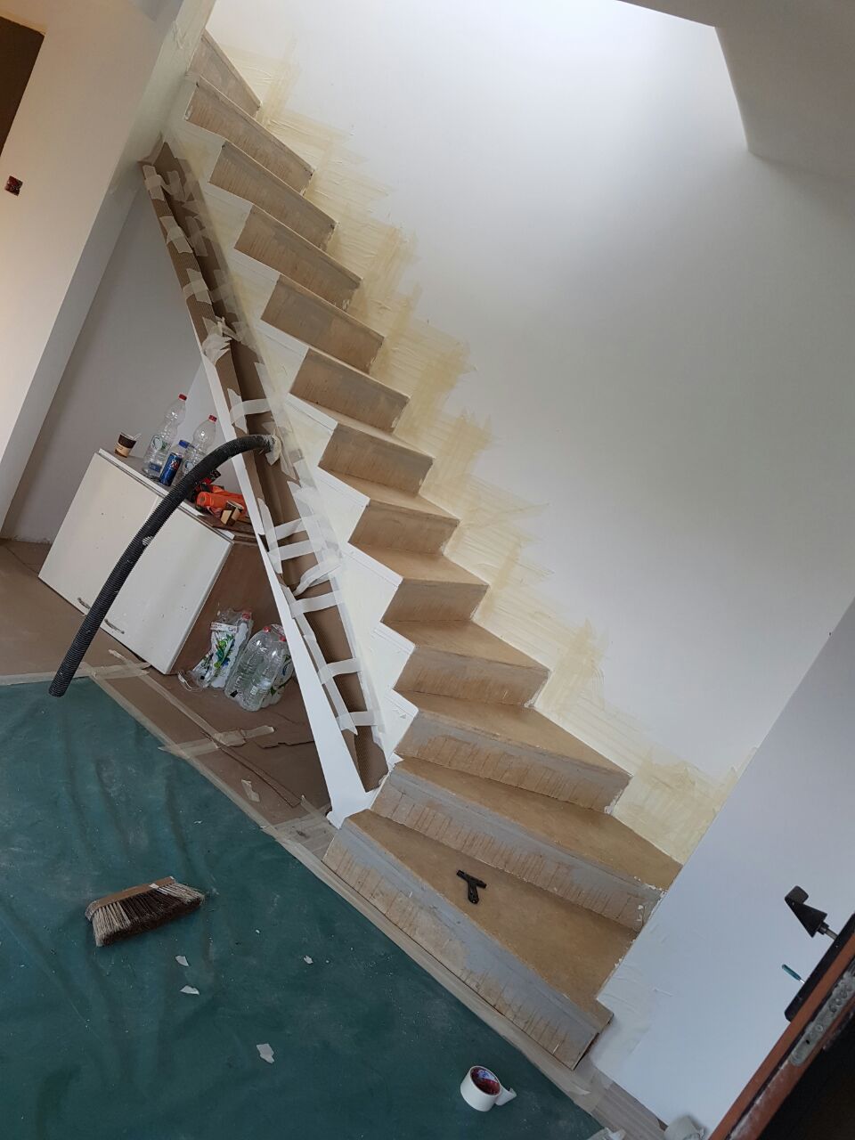 חדרים רטובים במיקורטופינג כולל מדרגות