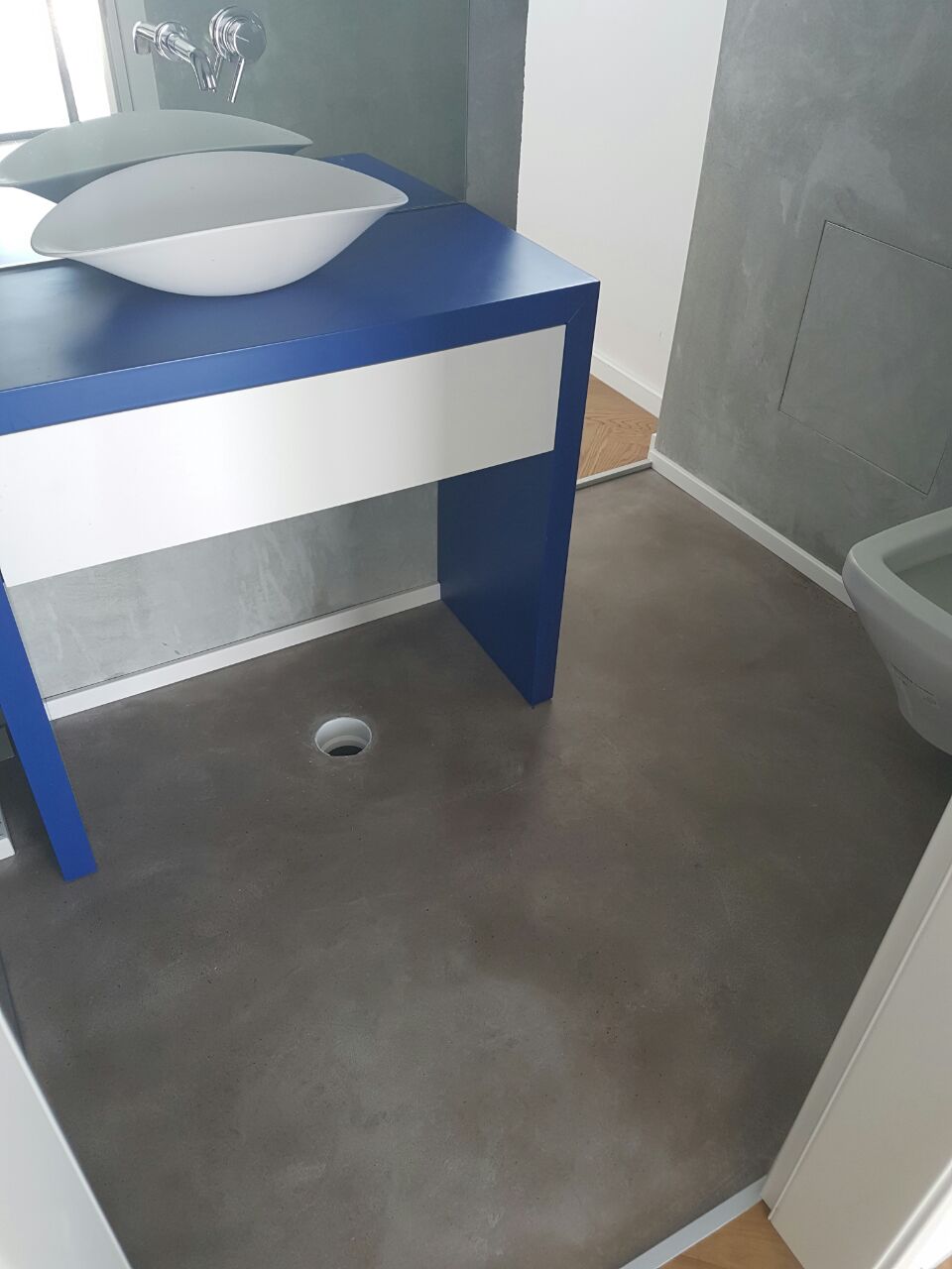 חדרים רטובים במיקורטופינג כולל מדרגות