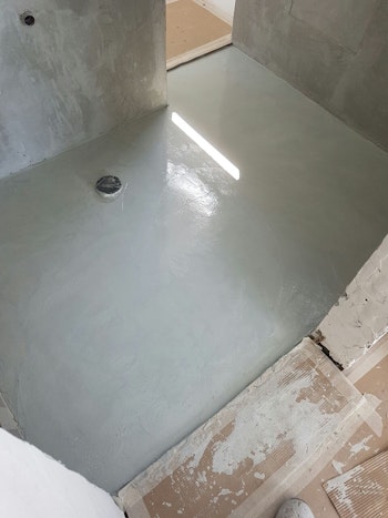 חדרים רטובים במיקורטופינג כולל מדרגות