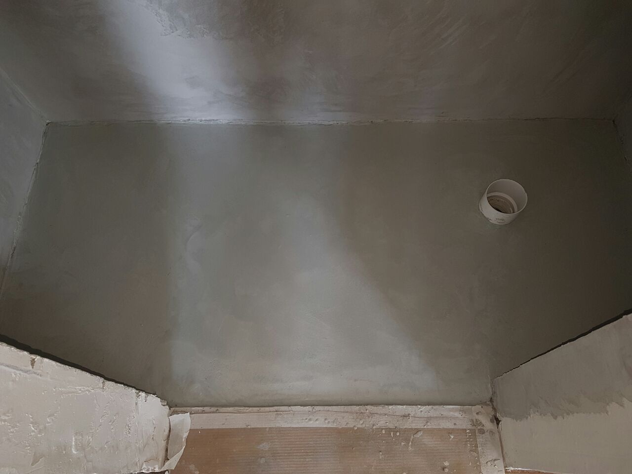 חדרים רטובים במיקורטופינג כולל מדרגות