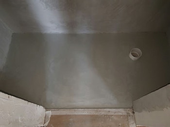 חדרים רטובים במיקורטופינג כולל מדרגות