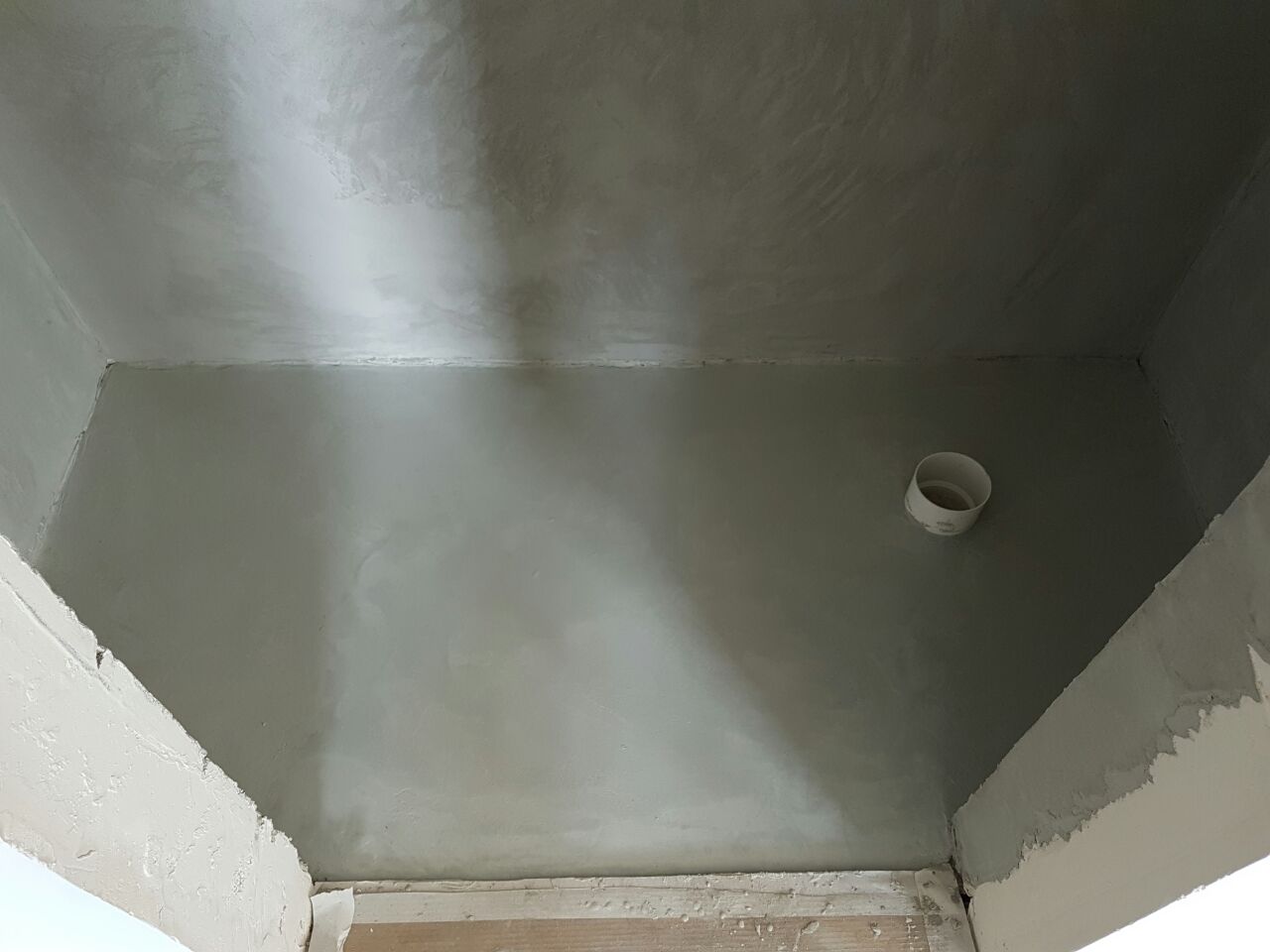 חדרים רטובים במיקורטופינג כולל מדרגות