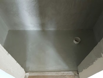 חדרים רטובים במיקורטופינג כולל מדרגות