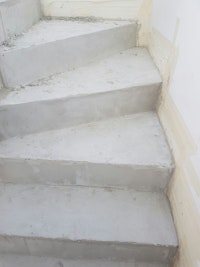 חדרים רטובים במיקורטופינג כולל מדרגות