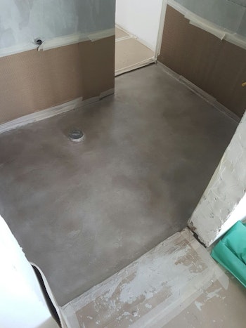 חדרים רטובים במיקורטופינג כולל מדרגות