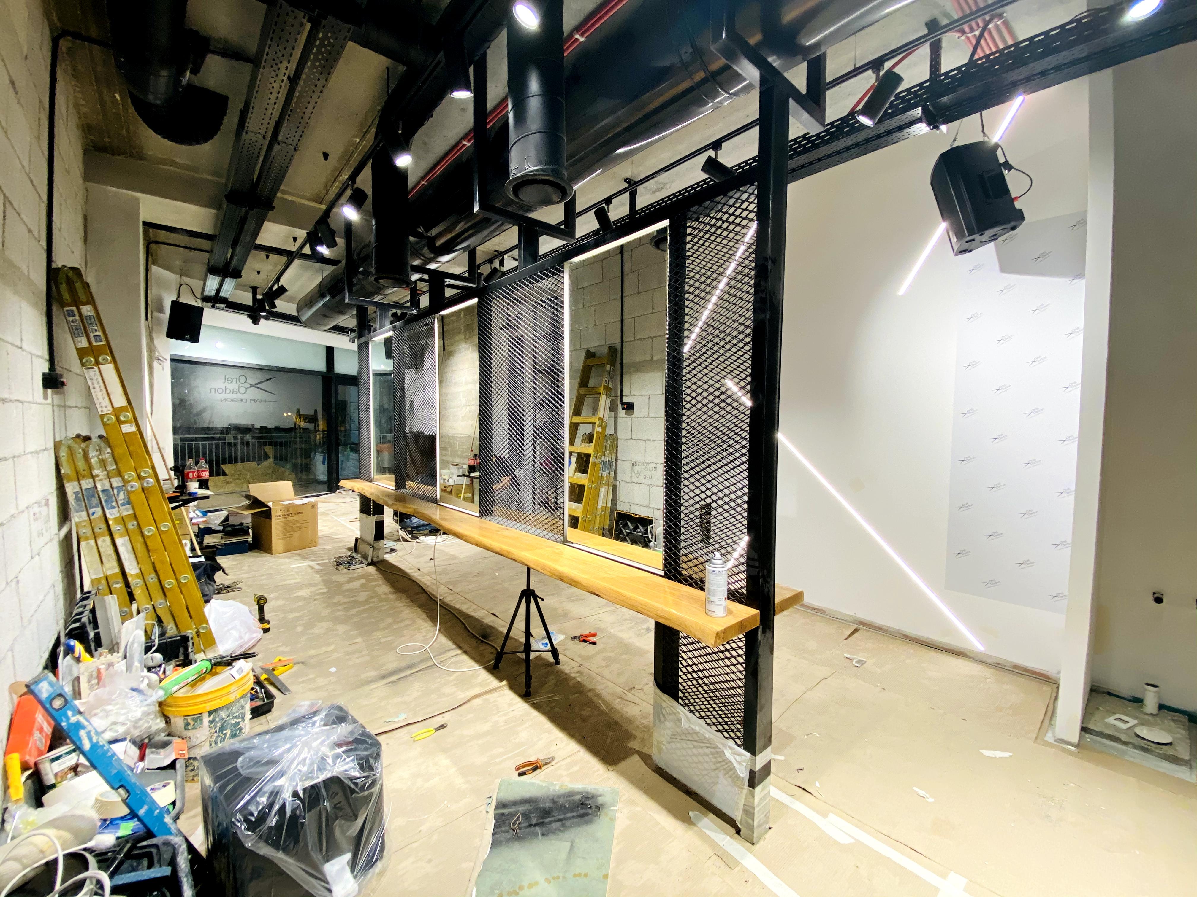 המספרה ! תכנון עיצוב וביצוע על ידי  .