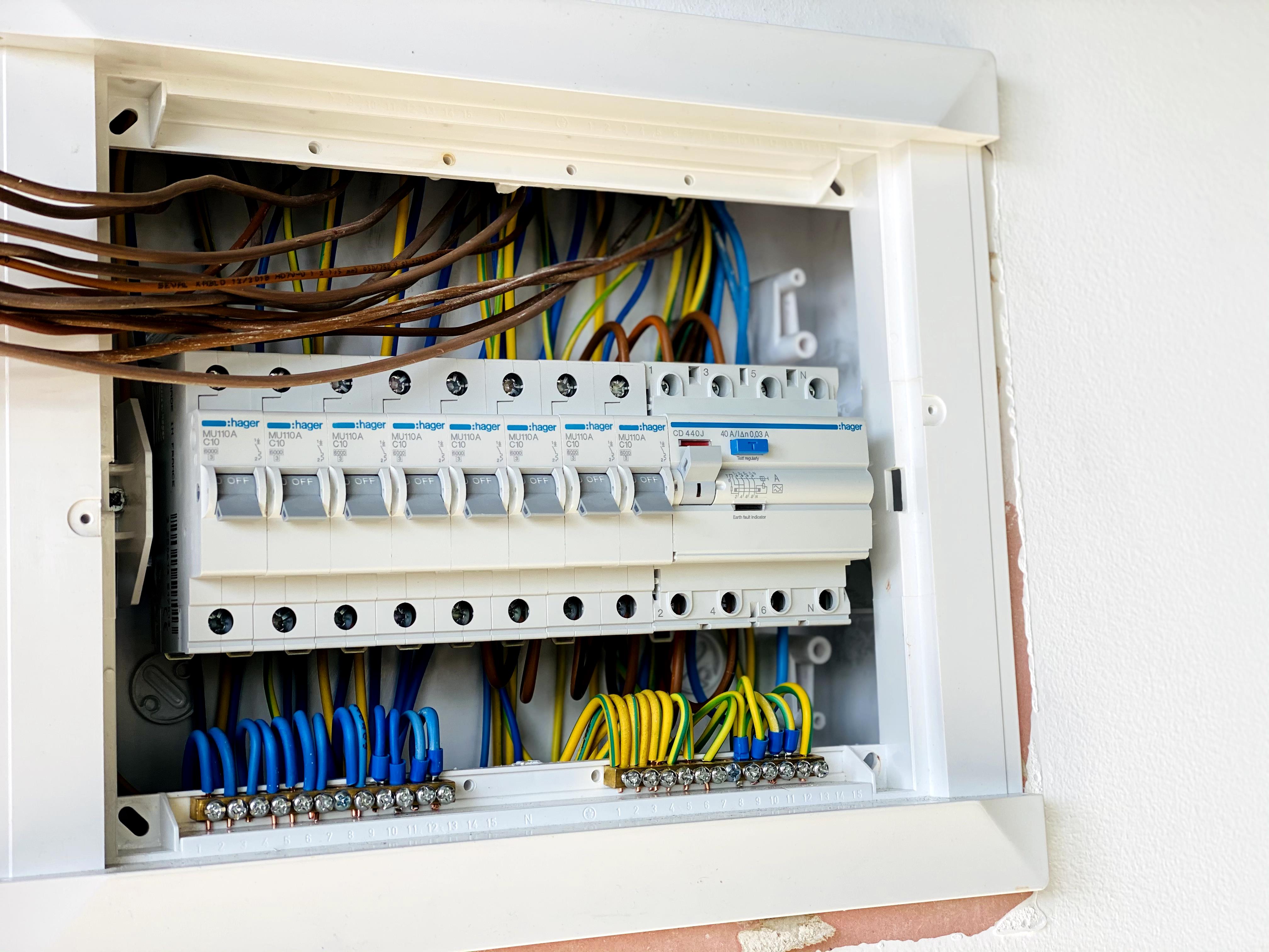 המספרה ! תכנון עיצוב וביצוע על ידי  .