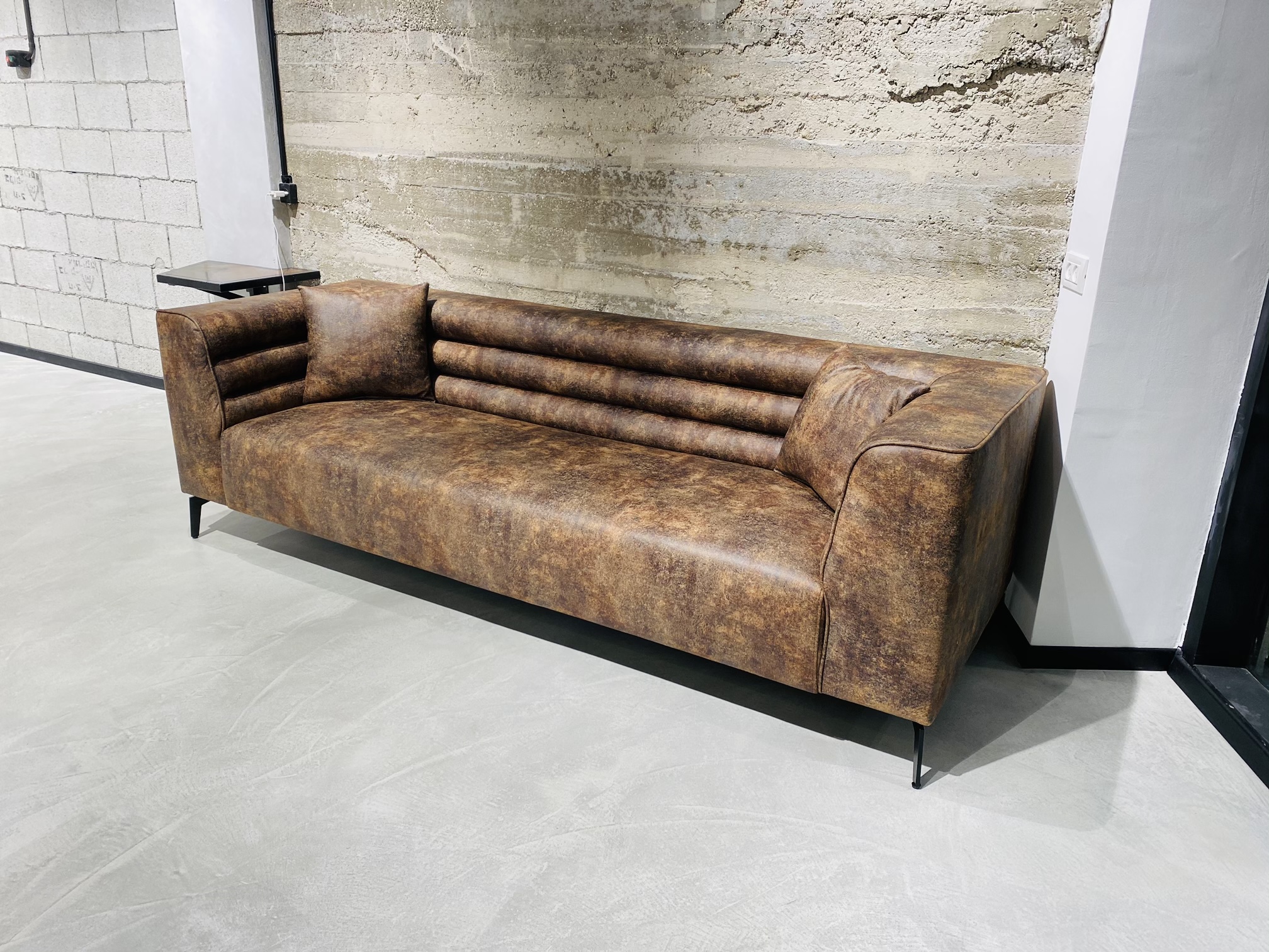 המספרה ! תכנון עיצוב וביצוע על ידי  .