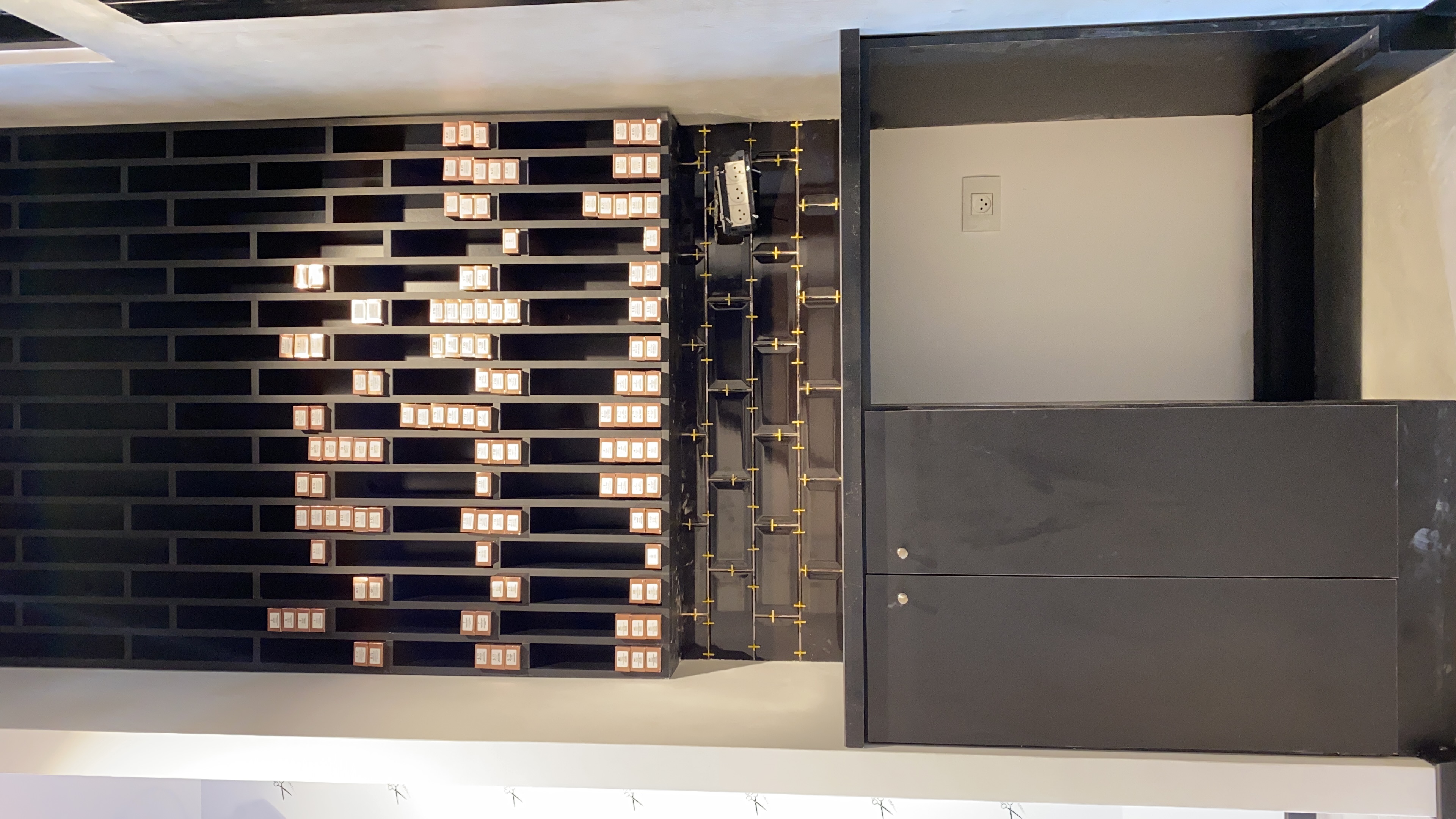 המספרה ! תכנון עיצוב וביצוע על ידי  .