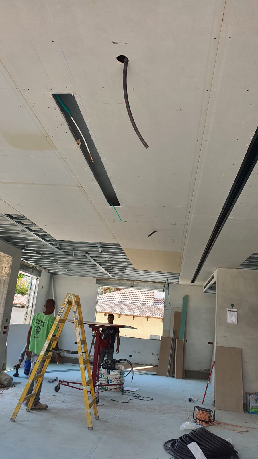 הנמכת תיקרה בגבס , כולל תאורה נסתרת