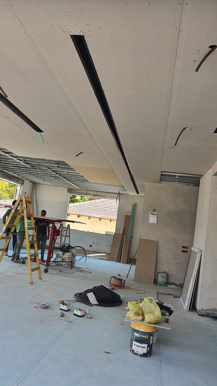 הנמכת תיקרה בגבס , כולל תאורה נסתרת