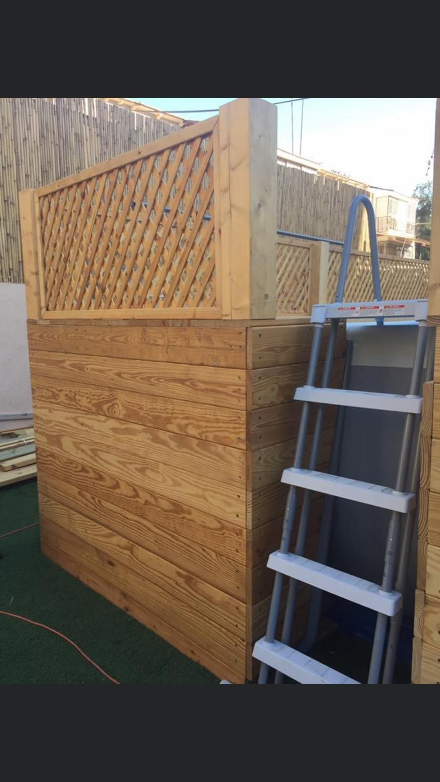 דק מסביב לבריכה