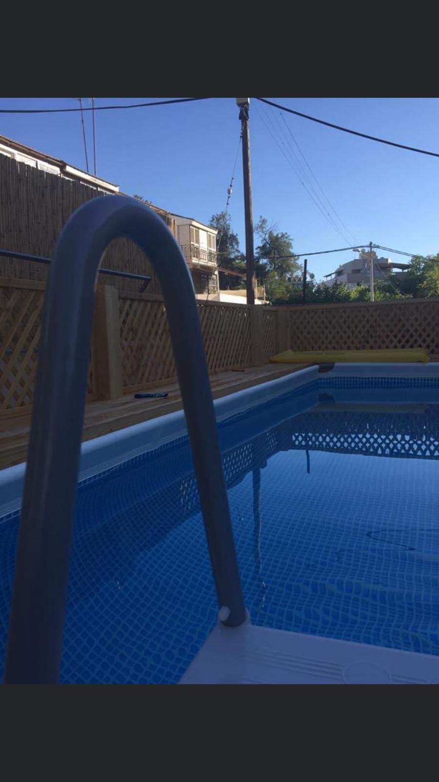 דק מסביב לבריכה