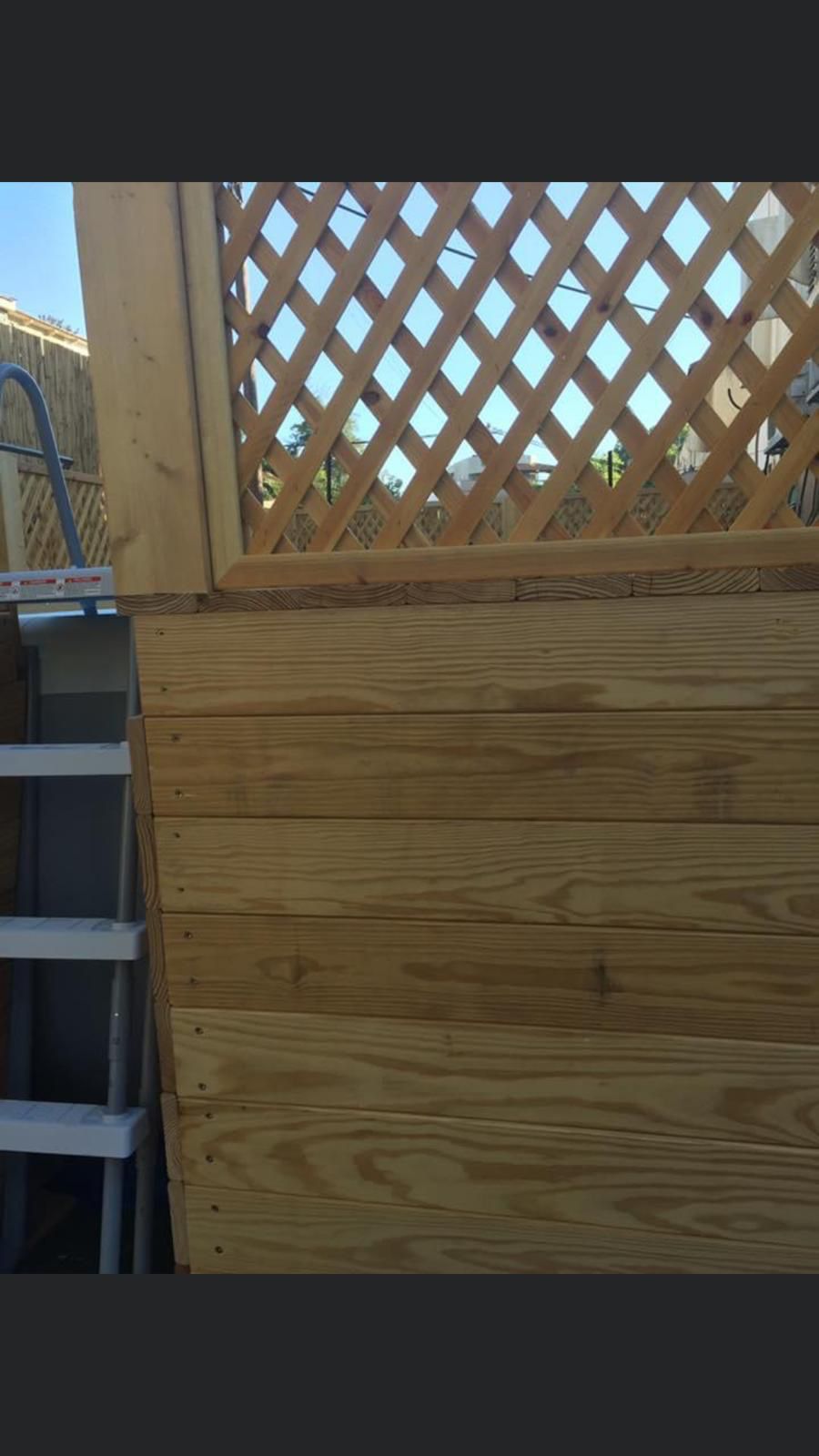 דק מסביב לבריכה