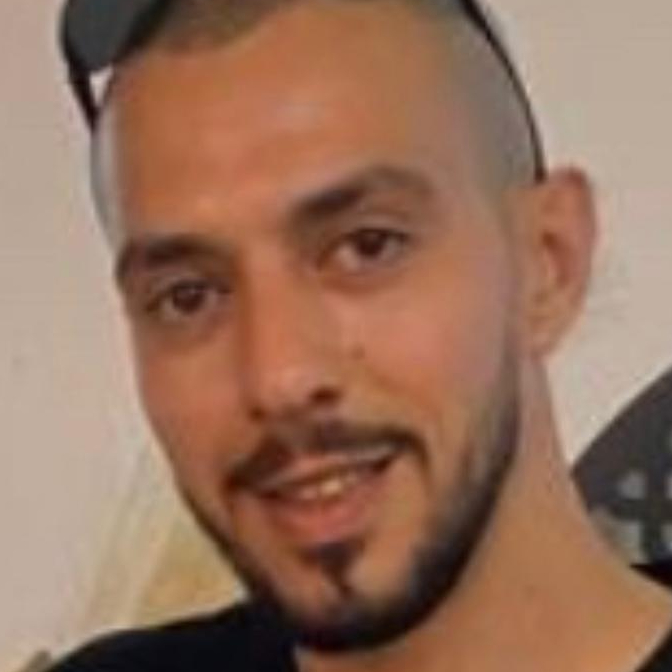 עבד אשקר - קבלן בניה , תמונת פנים