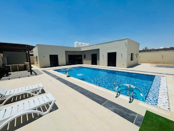 ריצוף מסביב לבריכה