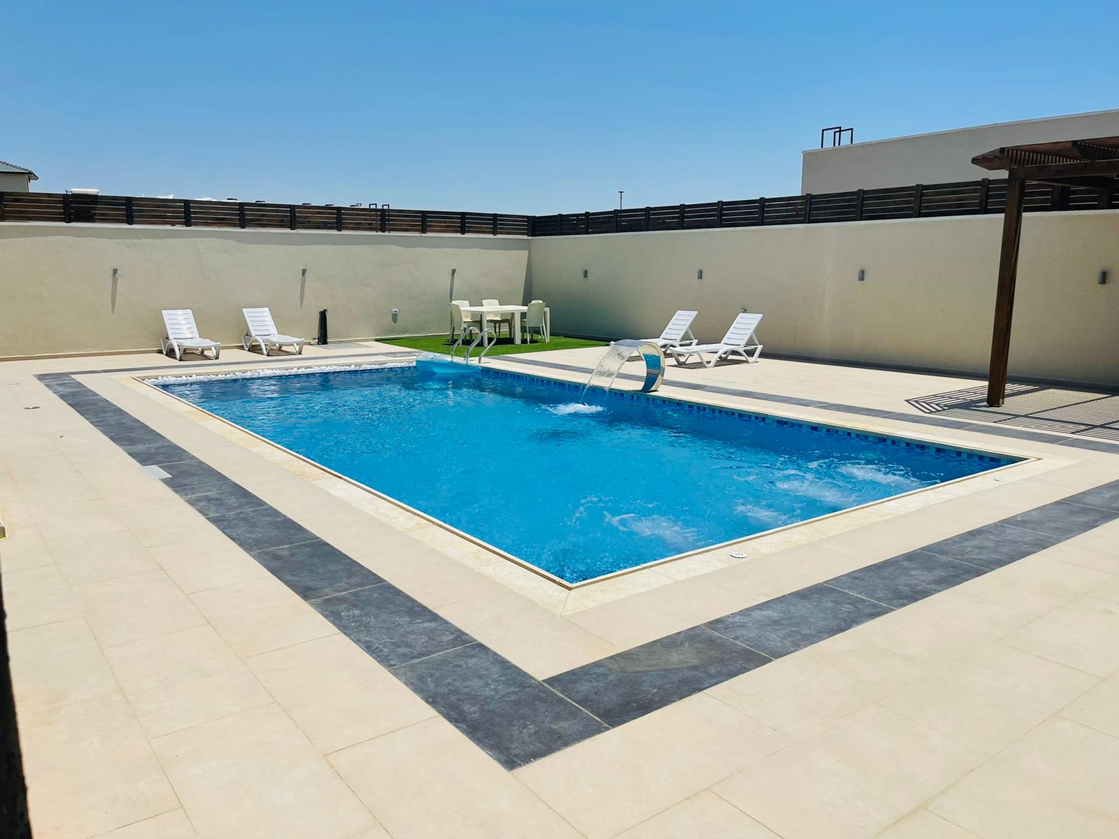 ריצוף מסביב לבריכה