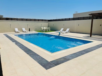 ריצוף מסביב לבריכה