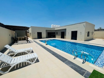 ריצוף מסביב לבריכה