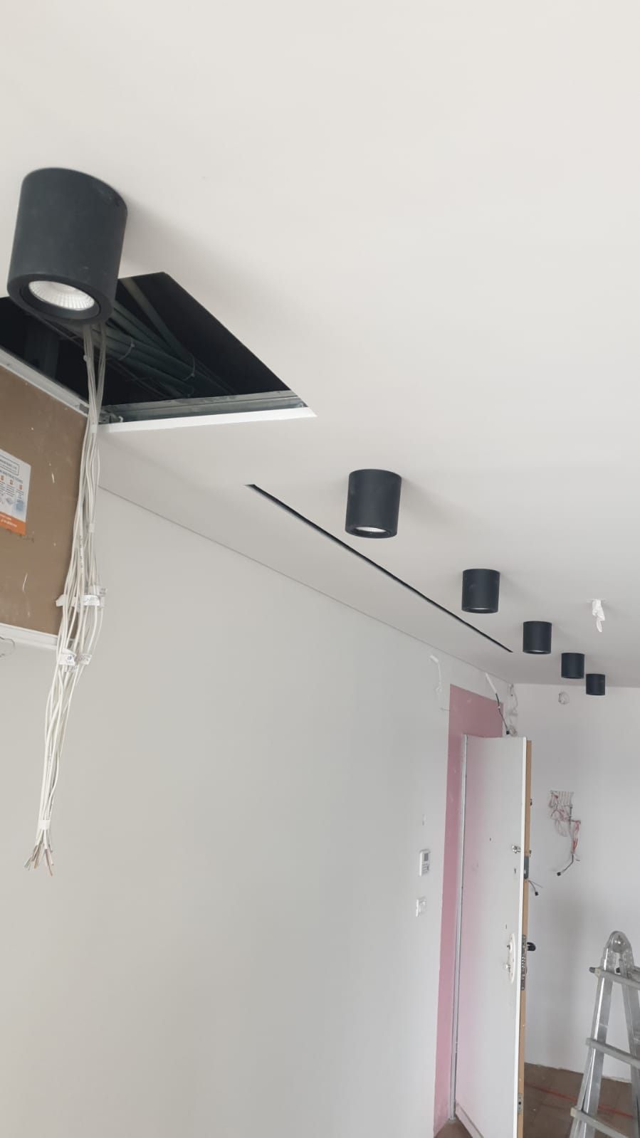 התקנת גופי תאורה