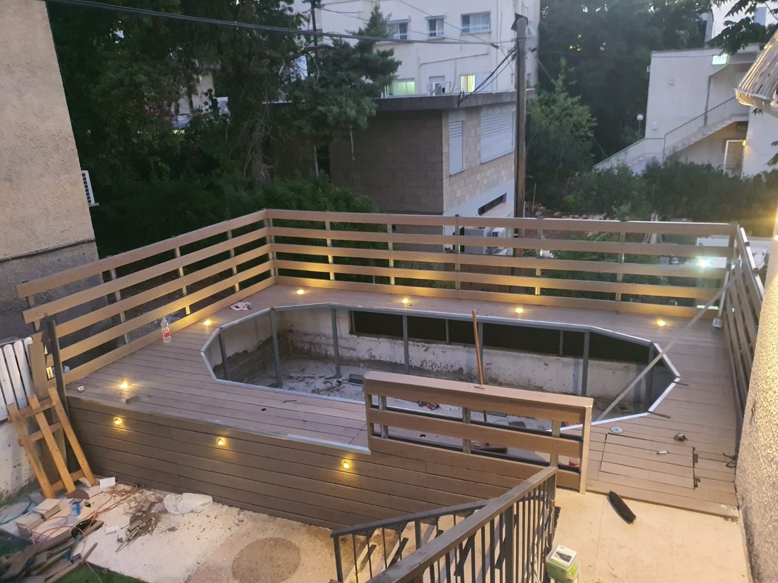 בניית דק וגדר סביב בריכה