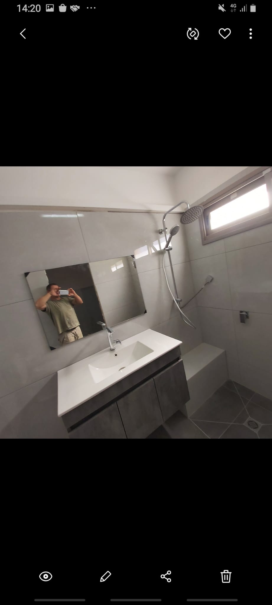 צילום מעבודה של אלכס קאפליטי