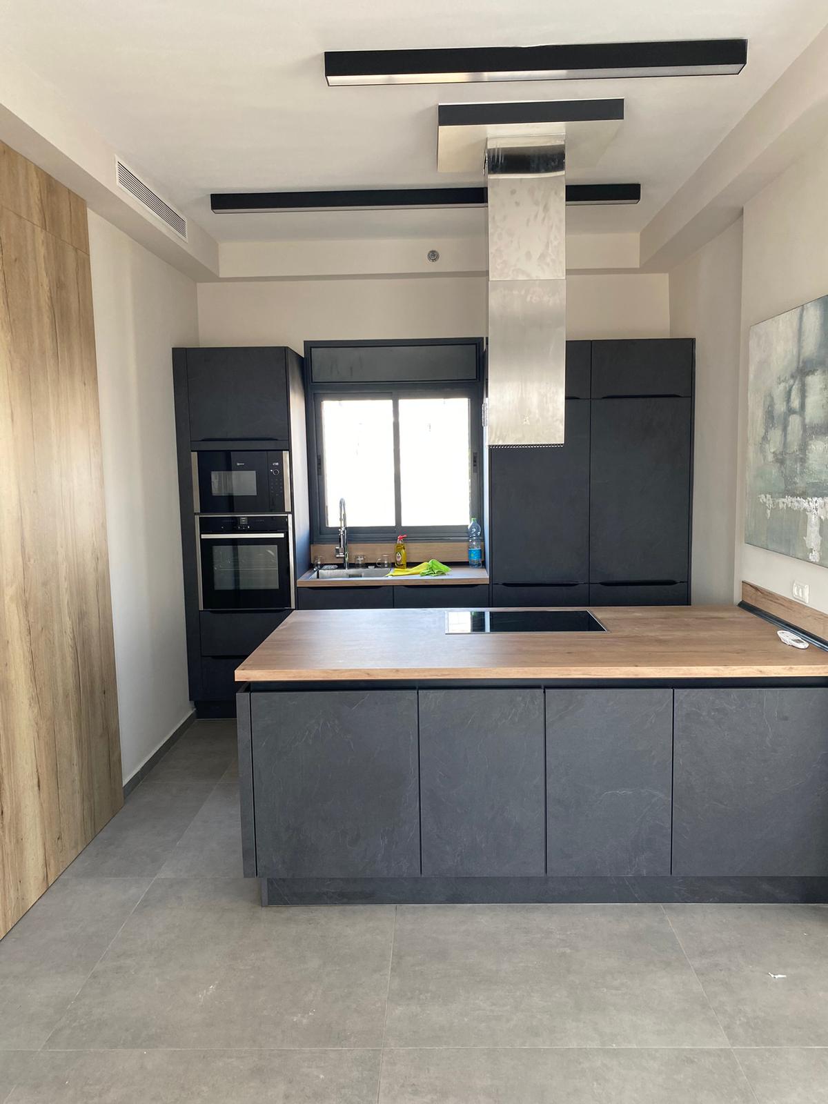 צילום מעבודה של יורי לינץ