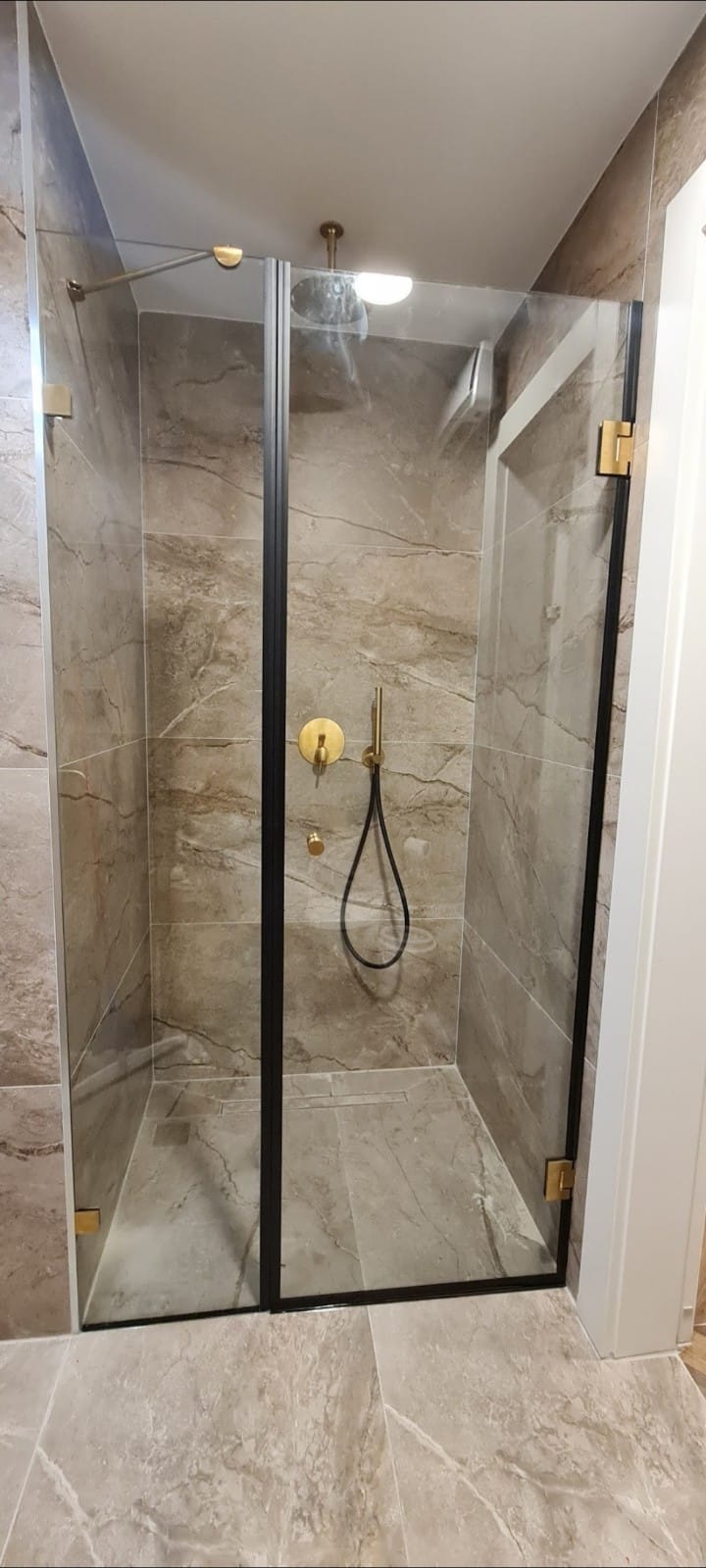 ייצור, הובלה והתקנת מקלחונים