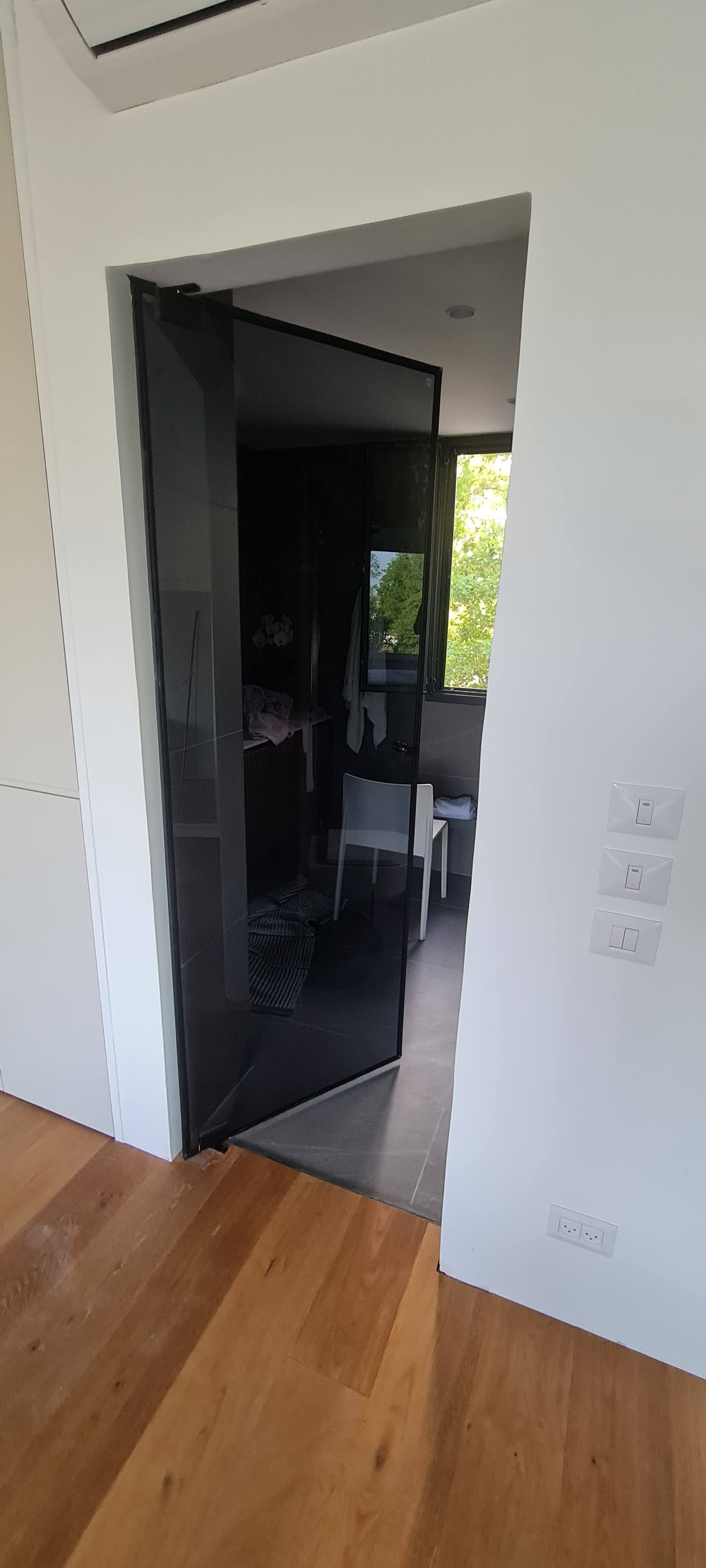 דלת פנים זכוכית מעוצבת