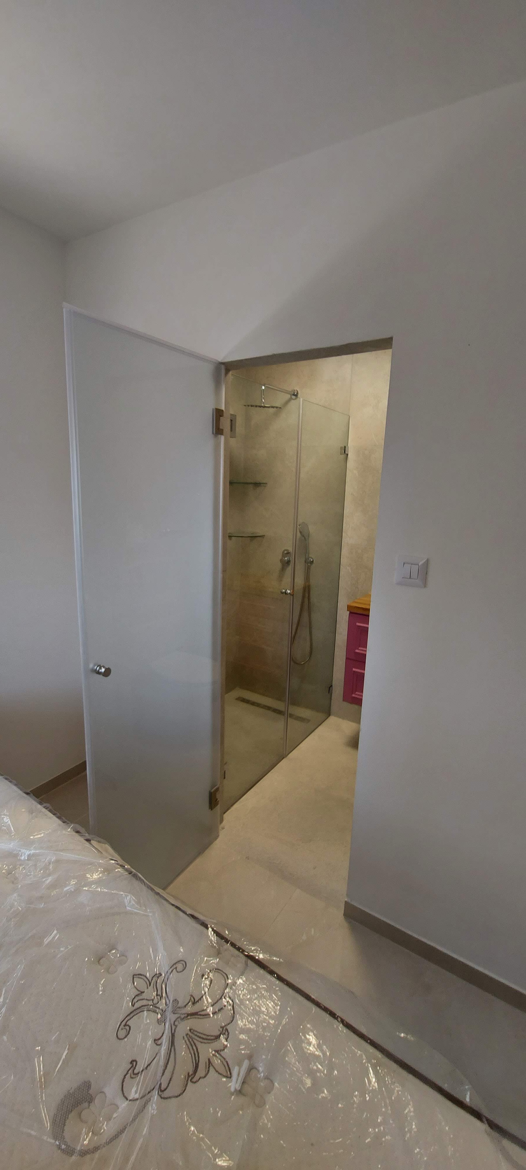 דלת פנים זכוכית מעוצבת