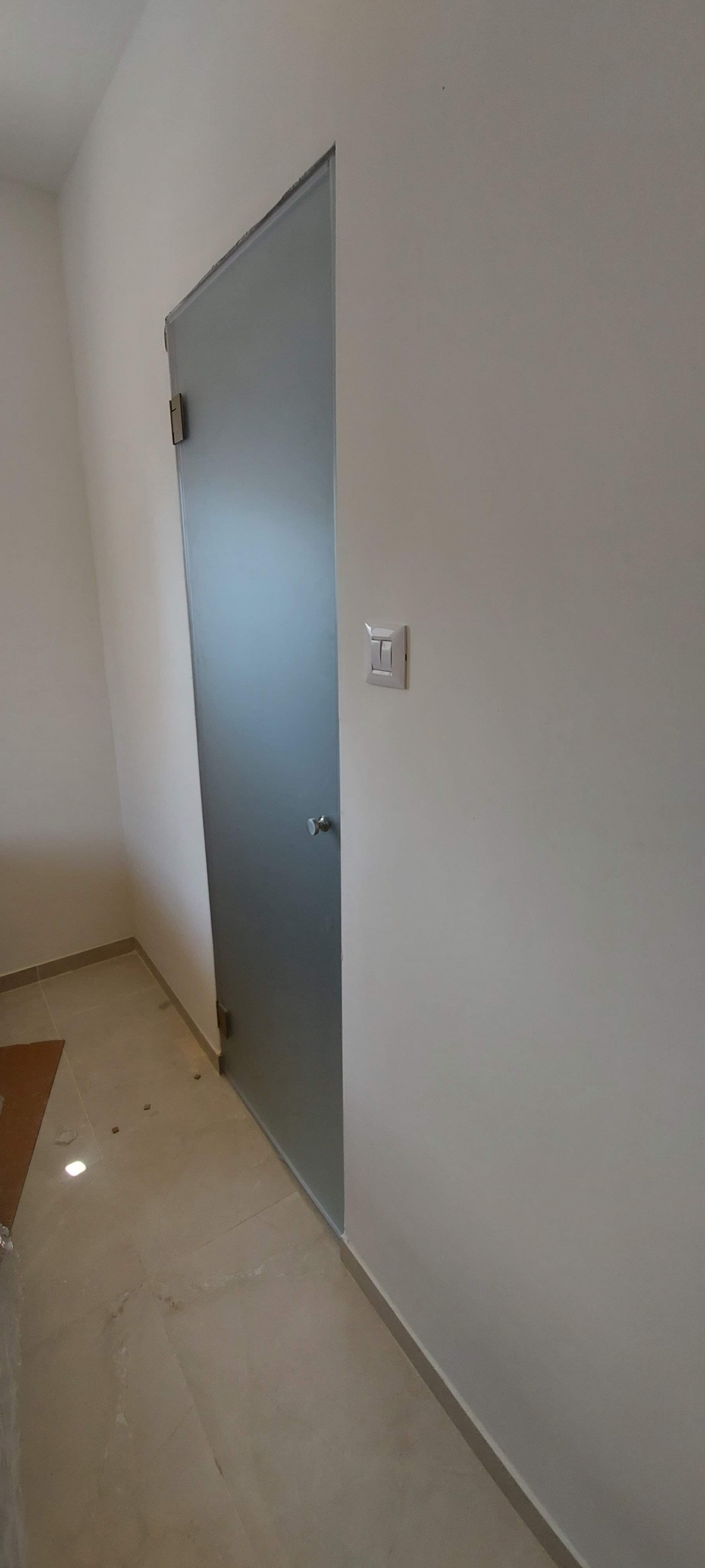 דלת פנים זכוכית מעוצבת