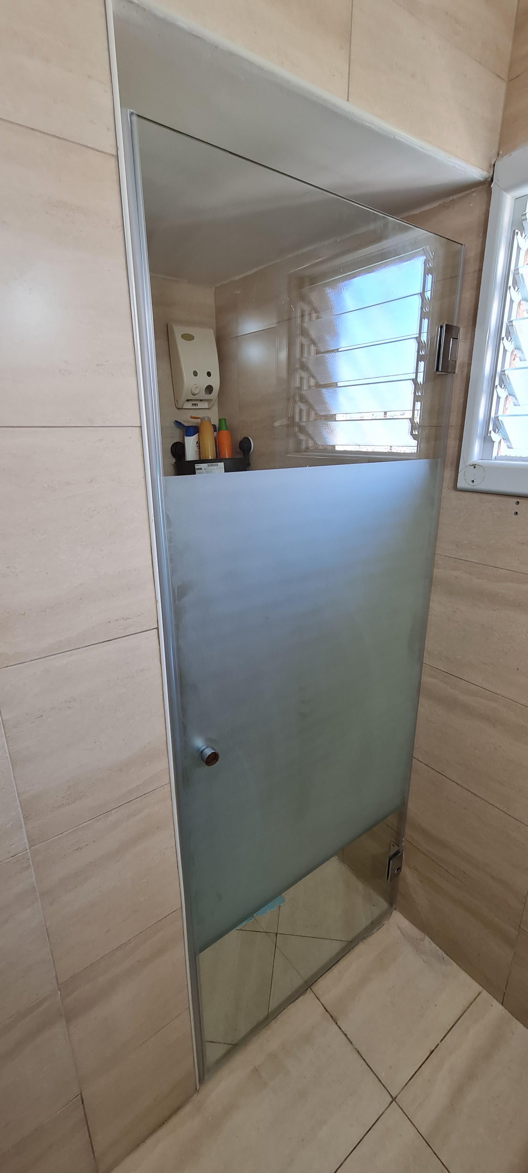 דלת פנים זכוכית מעוצבת