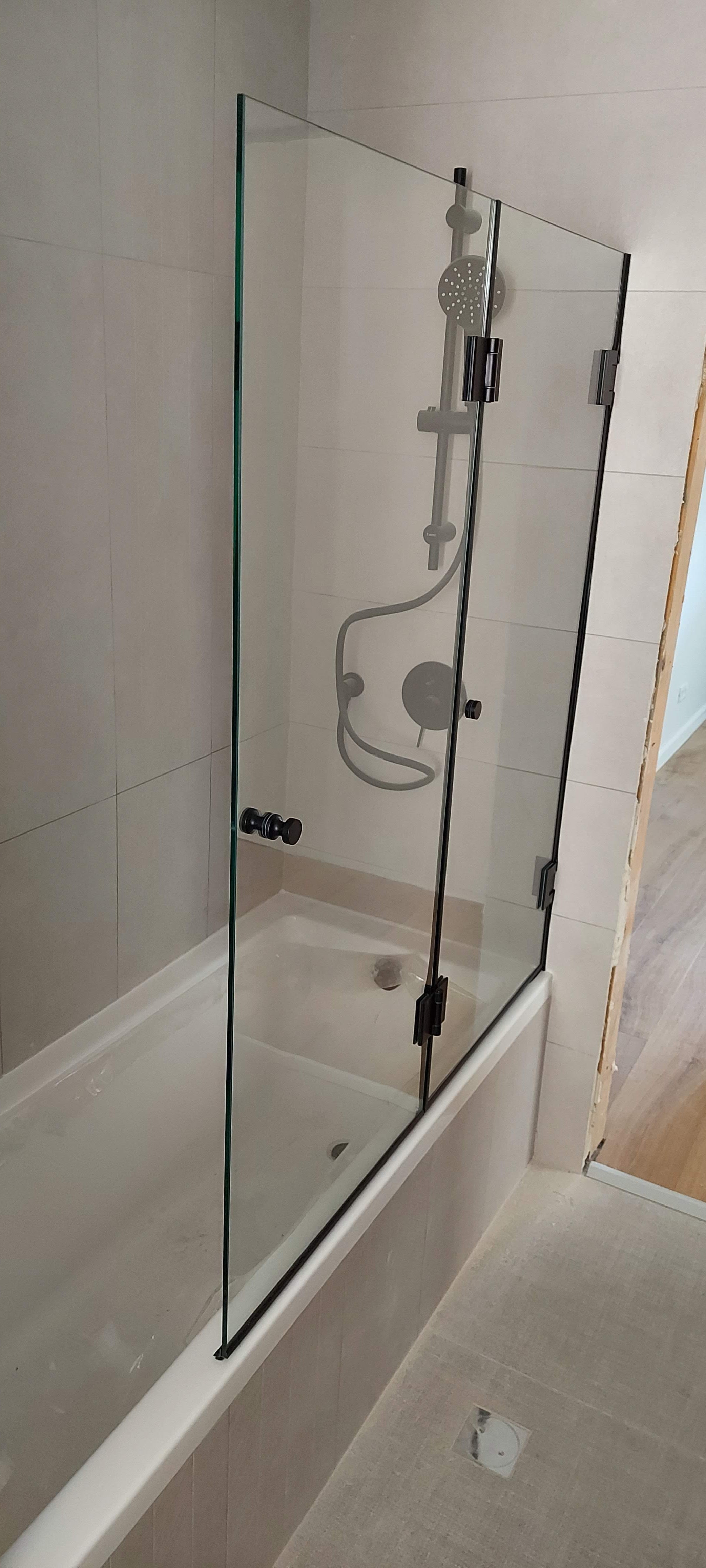 אמבטיון, זכוכית על האמבטיה