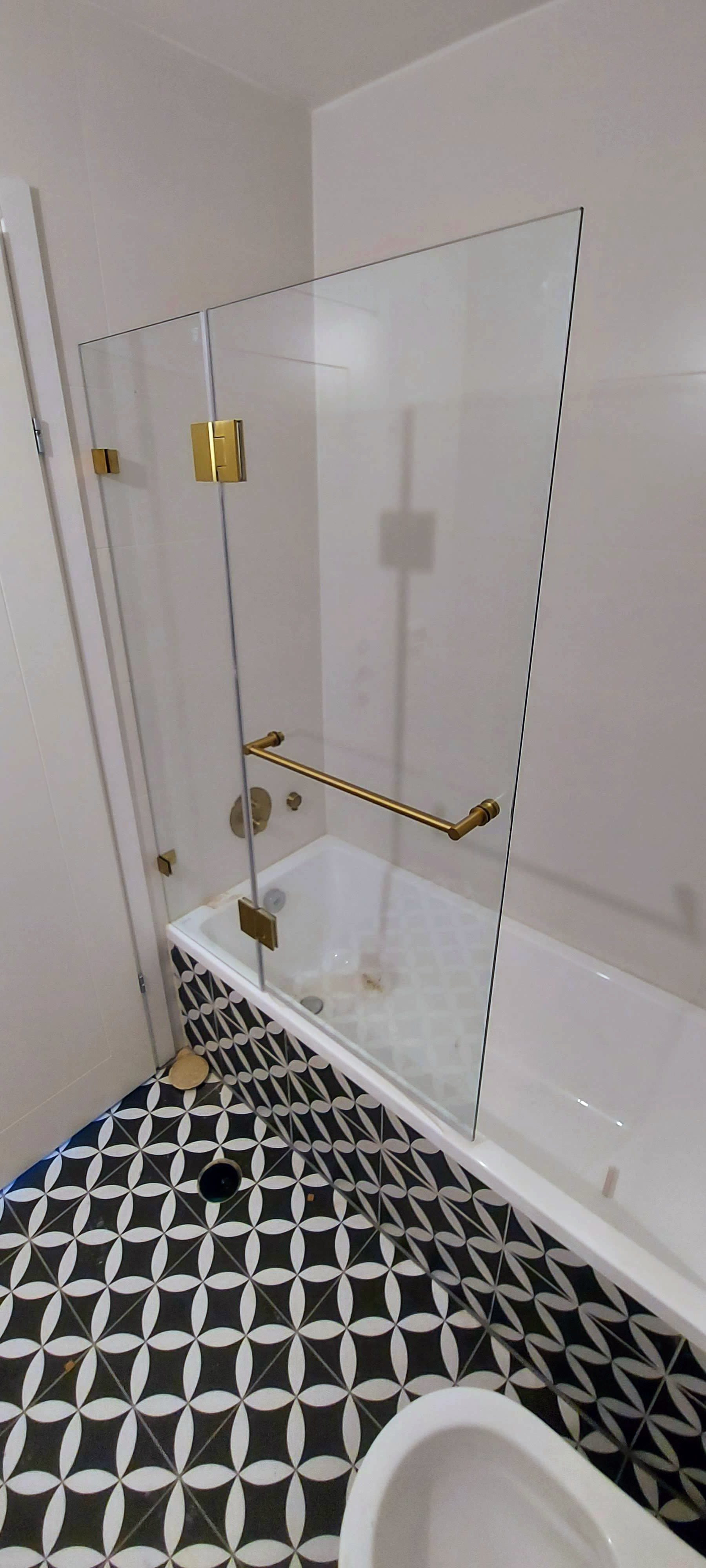 אמבטיון, זכוכית על האמבטיה