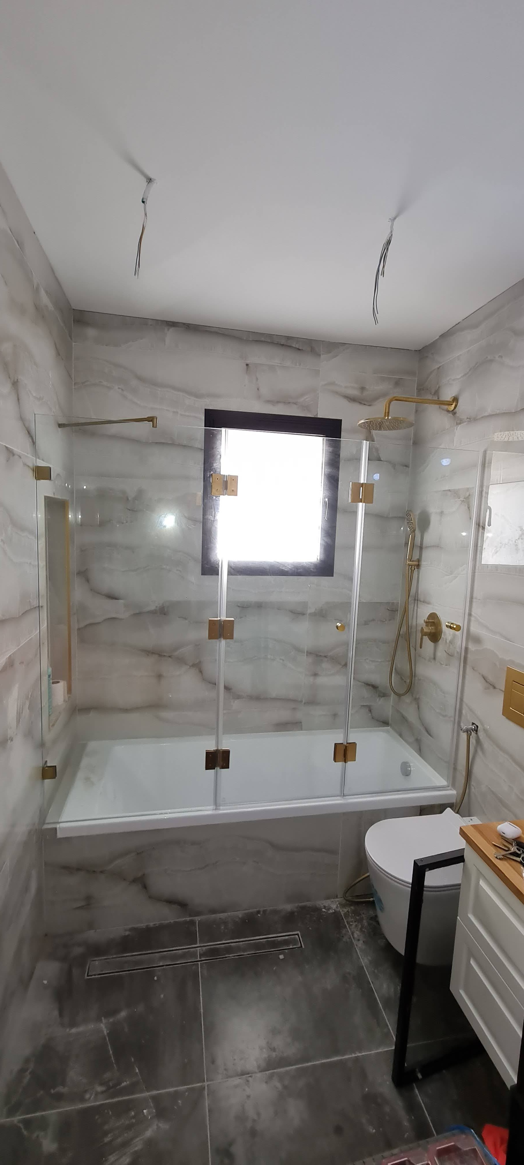 אמבטיון, זכוכית על האמבטיה