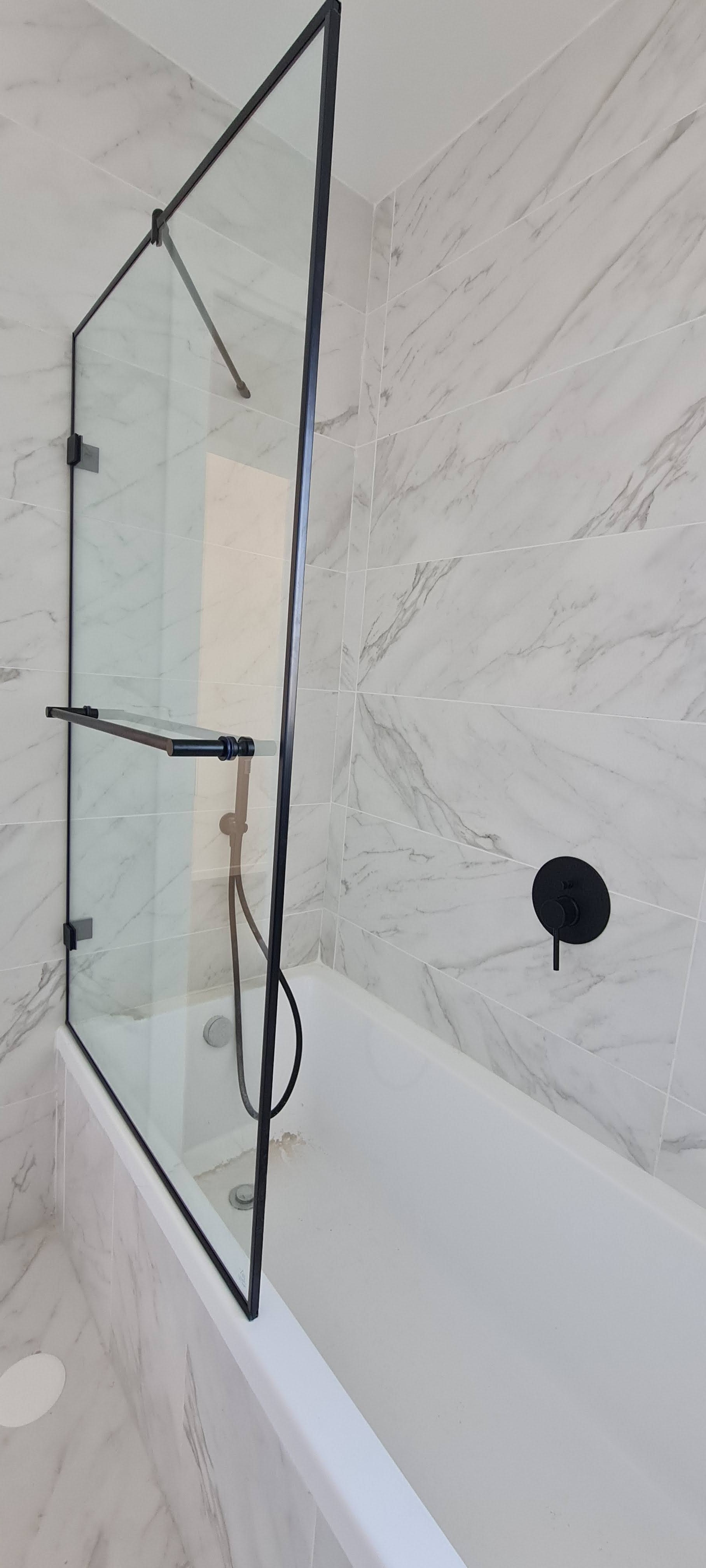 אמבטיון, זכוכית על האמבטיה