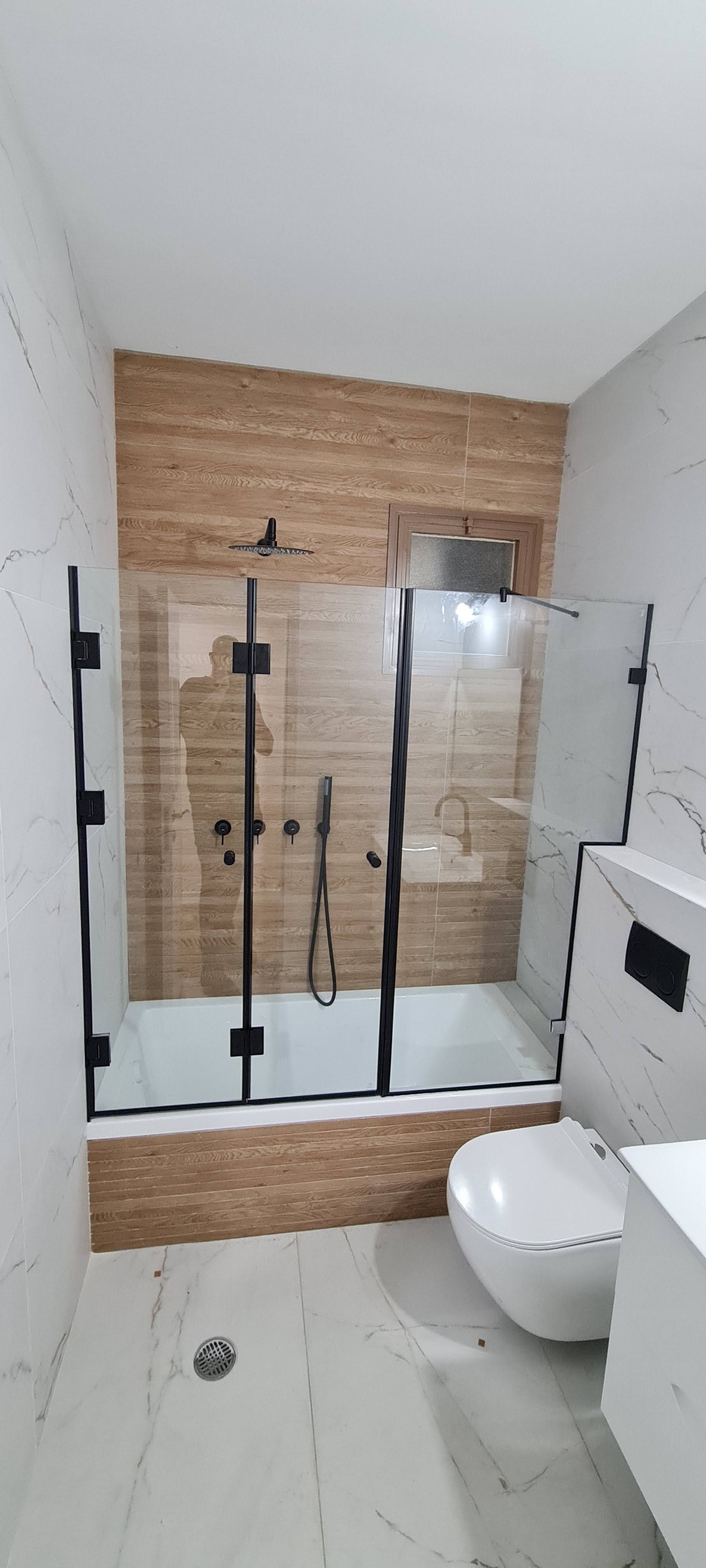 אמבטיון, זכוכית על האמבטיה