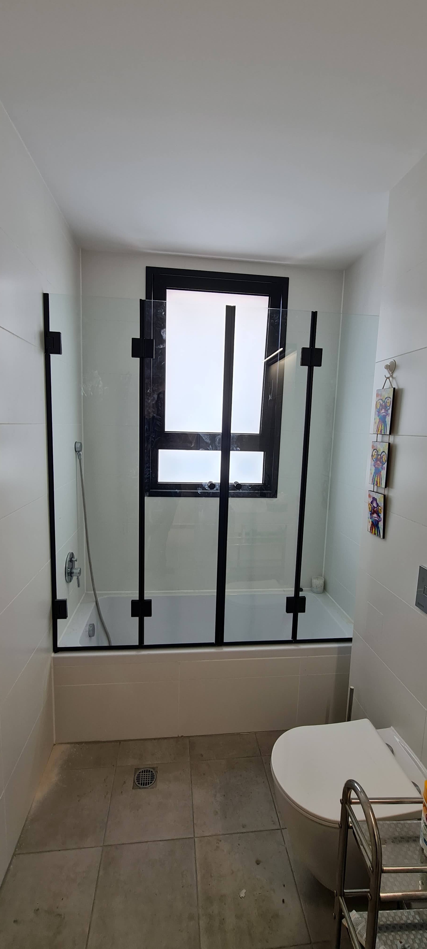 אמבטיון, זכוכית על האמבטיה