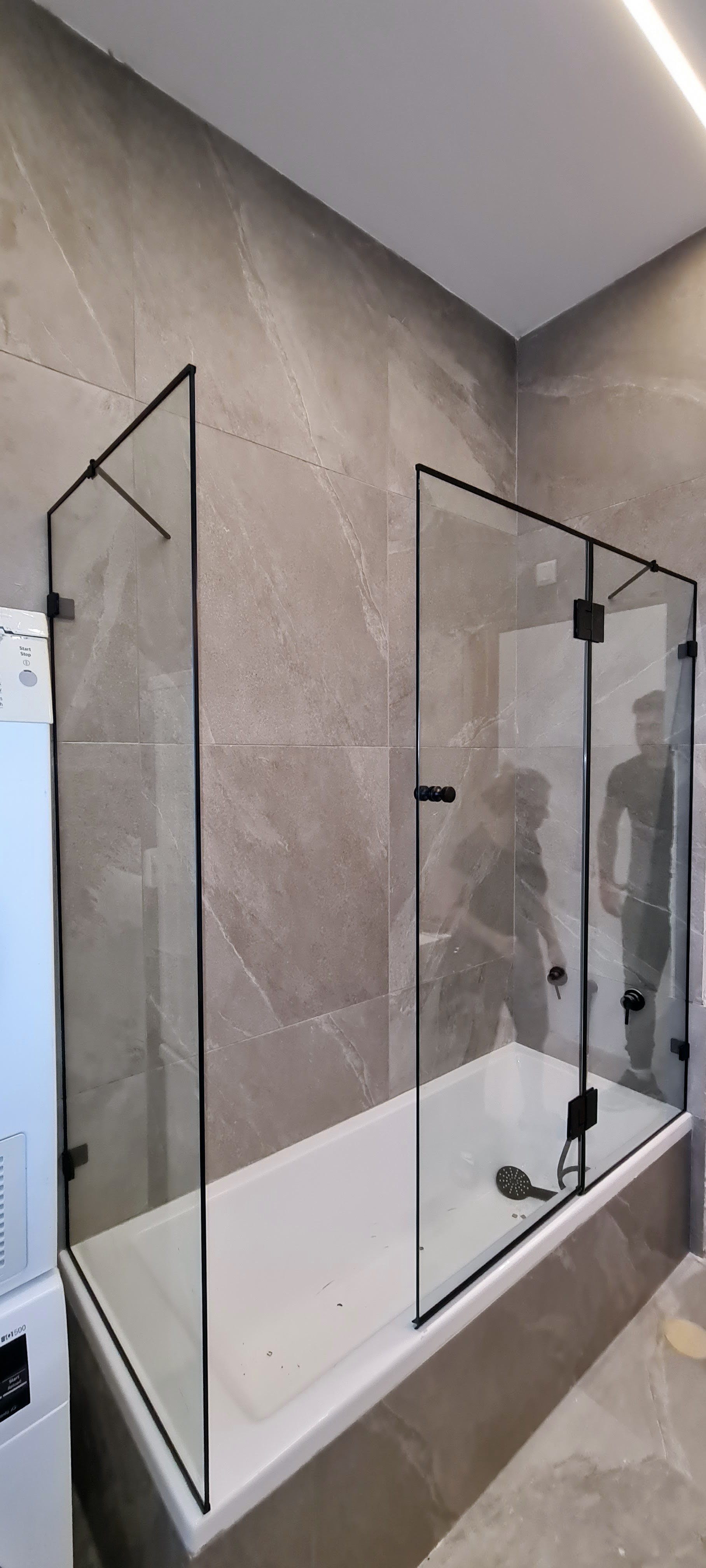 אמבטיון, זכוכית על האמבטיה