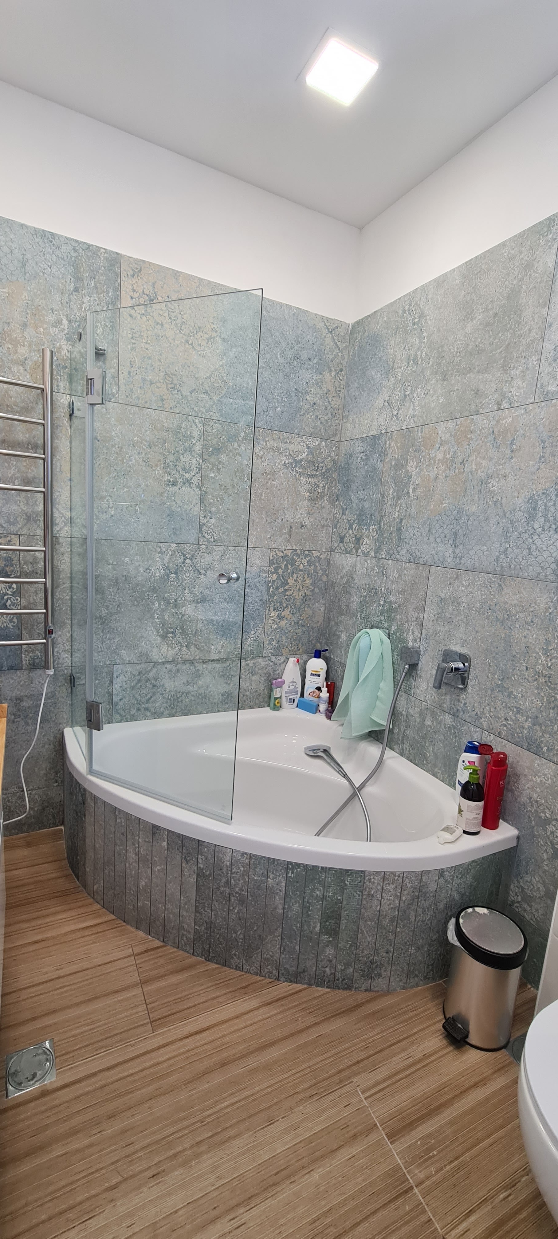 אמבטיון, זכוכית על האמבטיה