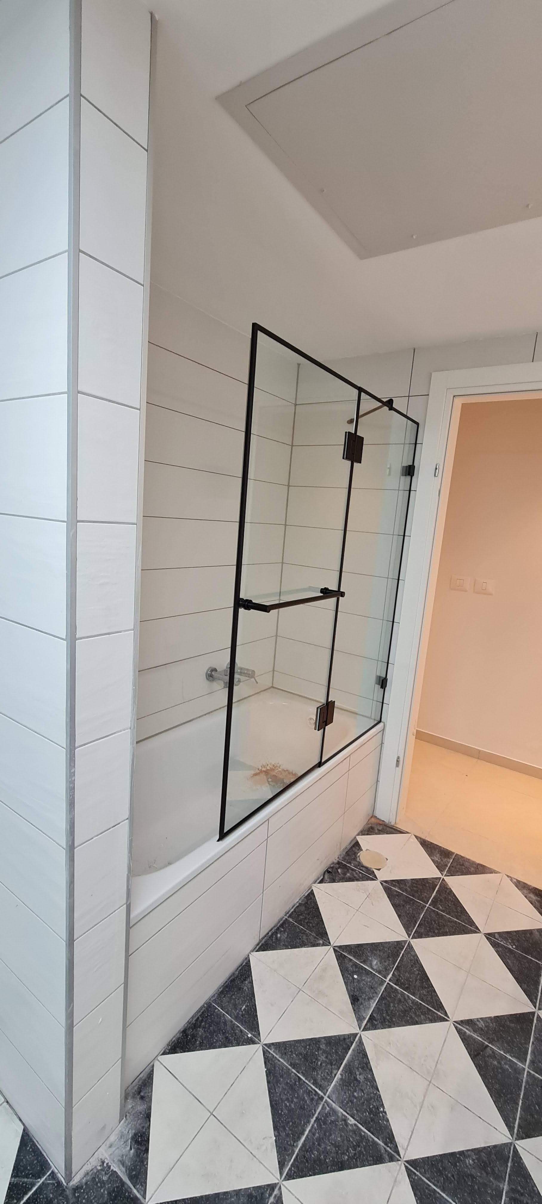 אמבטיון, זכוכית על האמבטיה