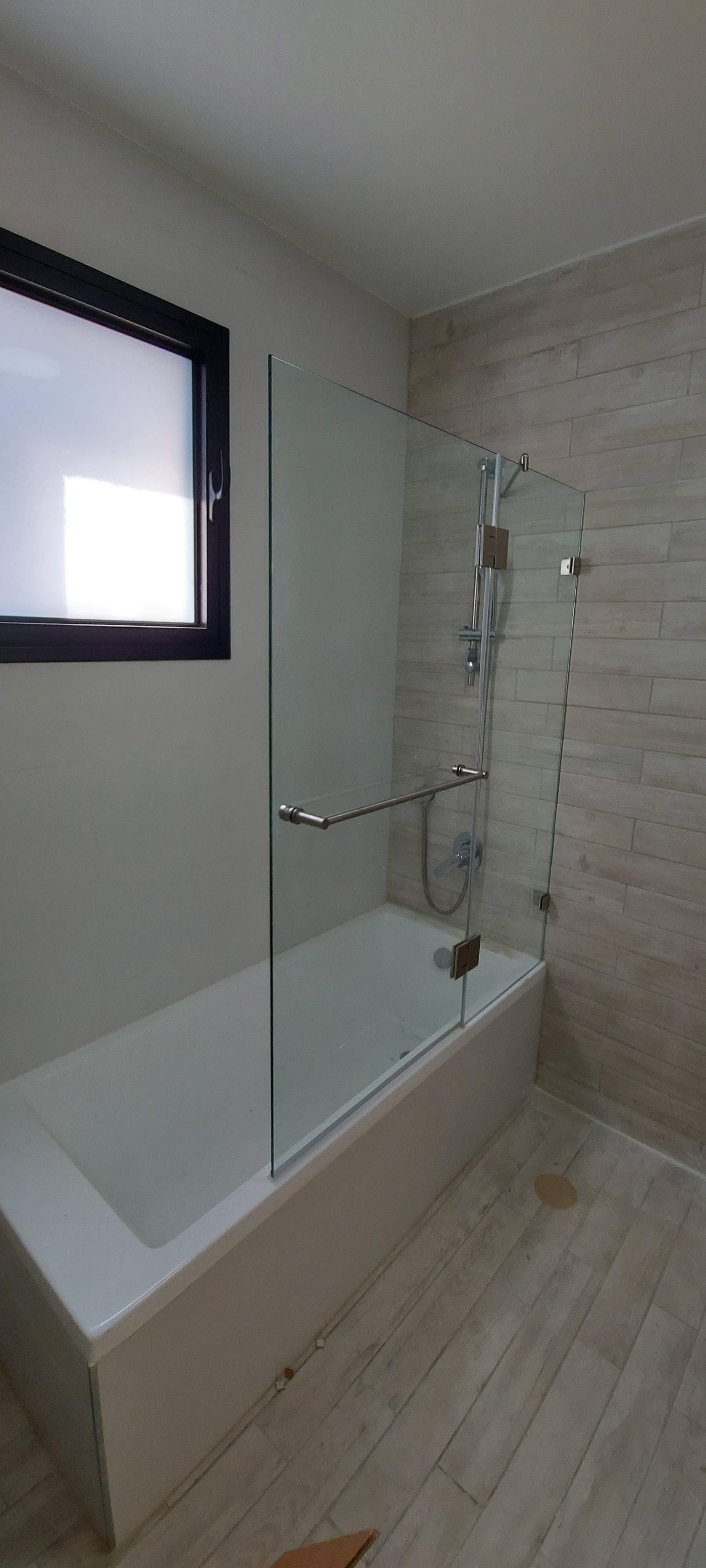 אמבטיון, זכוכית על האמבטיה